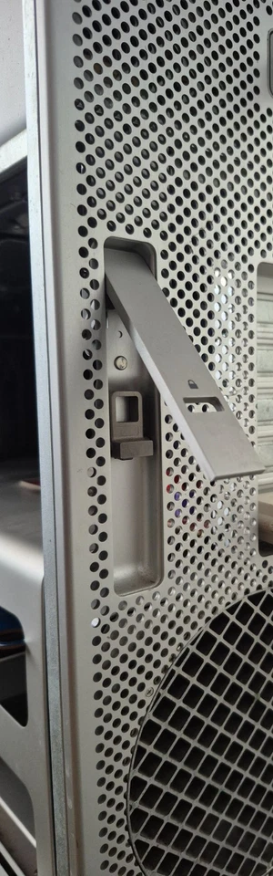 Apple Mac Pro 3.1 - 2x Quad-Core Intel Xeon 2.8GHz  no HD  - no SSD - Image 3 of 4