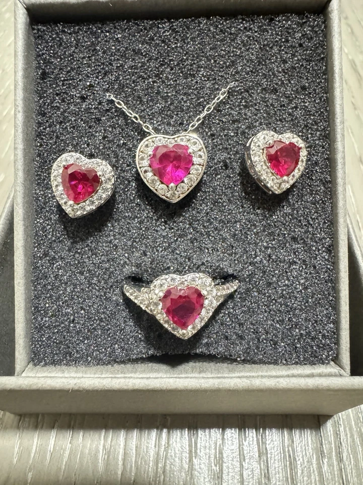 Juego de plata de ley con rubí rojo/zafiro blanco creado en laboratorio Foto 2 de 4