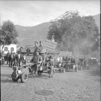 Valais farmer demonstrate and appeal for buying local products 1958 Photo 1