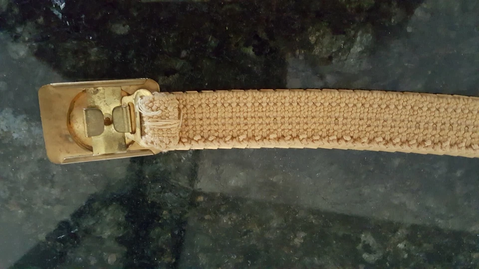 Cinturón elástico vintage de mujer con hebilla rectangular a escala de peces tono dorado Foto 4 de 4