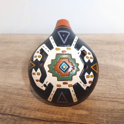 Handbemalte mexikanische Volksokarina - bunte Huichol Stil Keramik Tonflöte