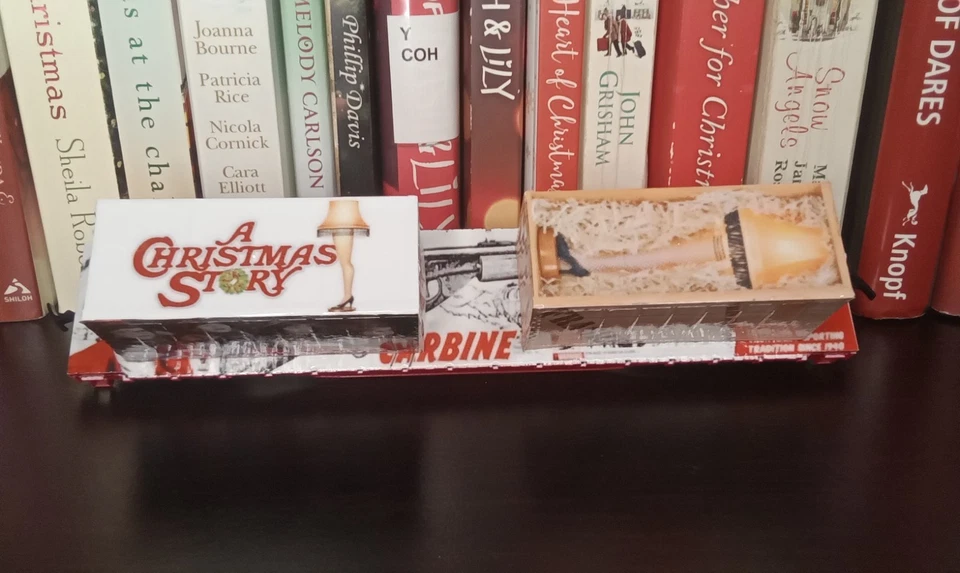 HO scale A Christmas story train flatcar fragile mehano leg lamp red ryder model - Image 3 of 4