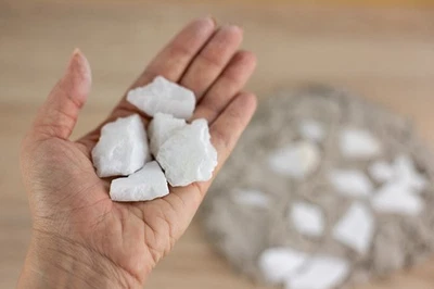 2500 g Alabaster kleine Stücke Bruch für Schmuck Handschmeichler Schatzsuche - Bild 1 von 3