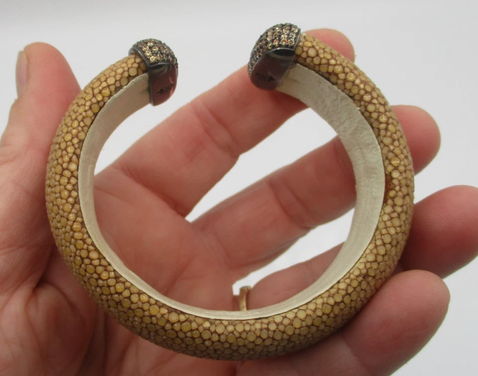 БЕЖЕВЫЙ БРАСЛЕТ-МАНЖЕТА СКАТ с КАМНЯМИ НА КОНЦЕ ТОПАЗА ~ КЛЕЙМО «LCB» - Изображение 4 из 4