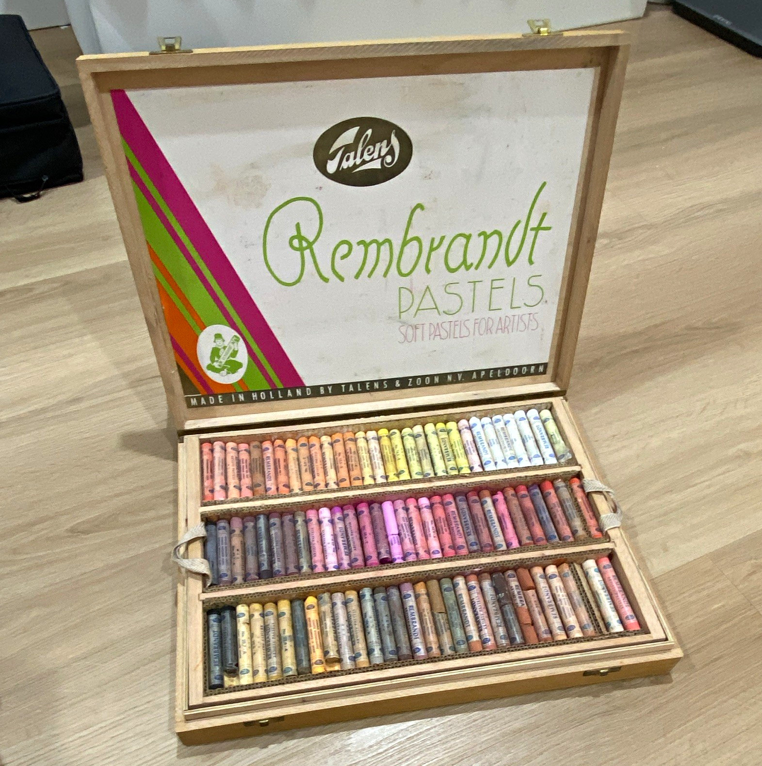 Vintage Talen's & Zoon Rembrandt Soft Pastels Artist 180 Used Pieces Wooden Box
