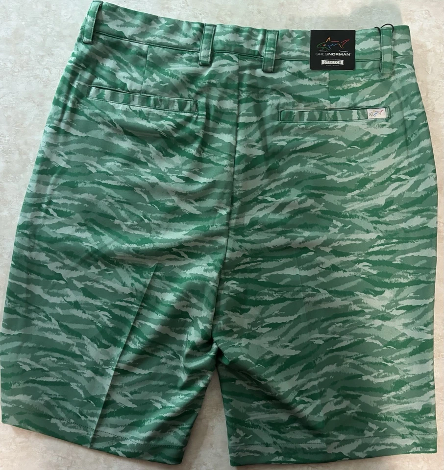 Pantalón corto de golf Greg Norman ML75 Microlux elástico para hombre - 10” x 32W - Evergreen Foto 2 de 4