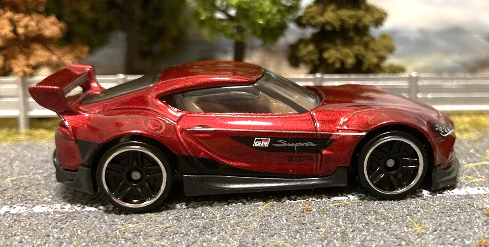 Hot Wheels '20 Toyota GR Supra - 2025 H W Nightburnerz 5-pk 3/5 - Coche suelto rojo Foto 3 de 4