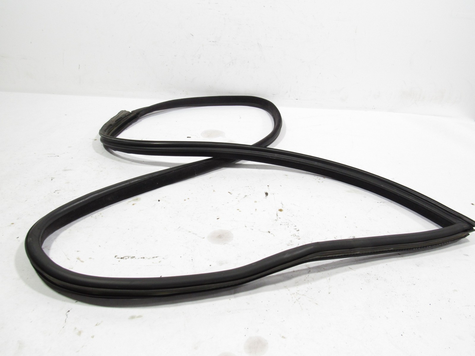 02-06 Maserati Coupe GT 2004 Left Driver Door Weatherstrip Rubber Seal ;