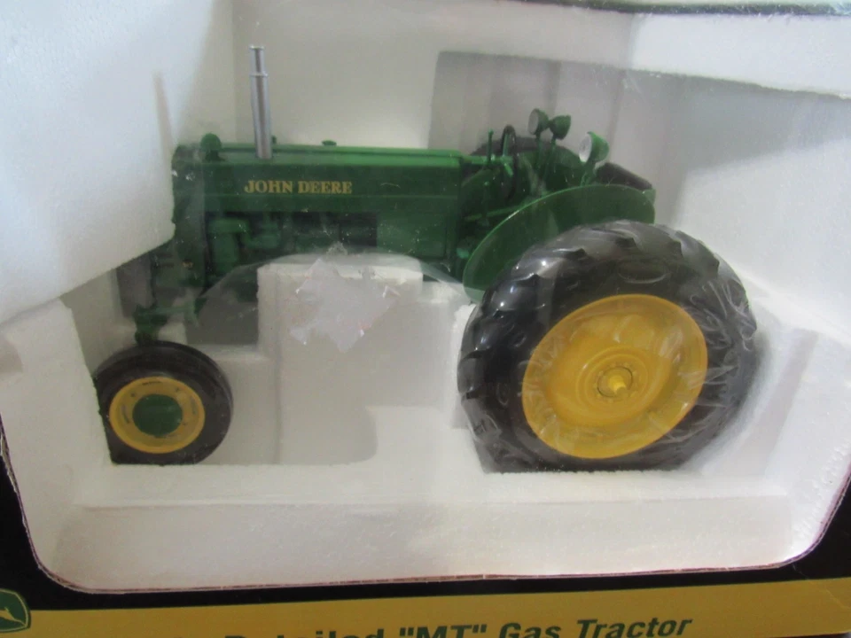 TRACTOR DE GAS DELANTERO ANCHO SPECCAST 1/16 JOHN DEERE "MT" - NUEVO EN CAJA - NUNCA EXHIBIDO Foto 2 de 4