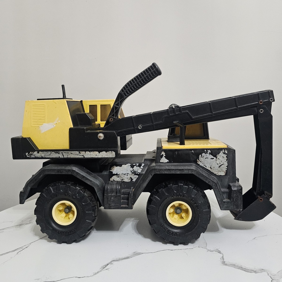 Tonka Wide Load Excavator Backhoe Truck Pressed Steel M-7495-2