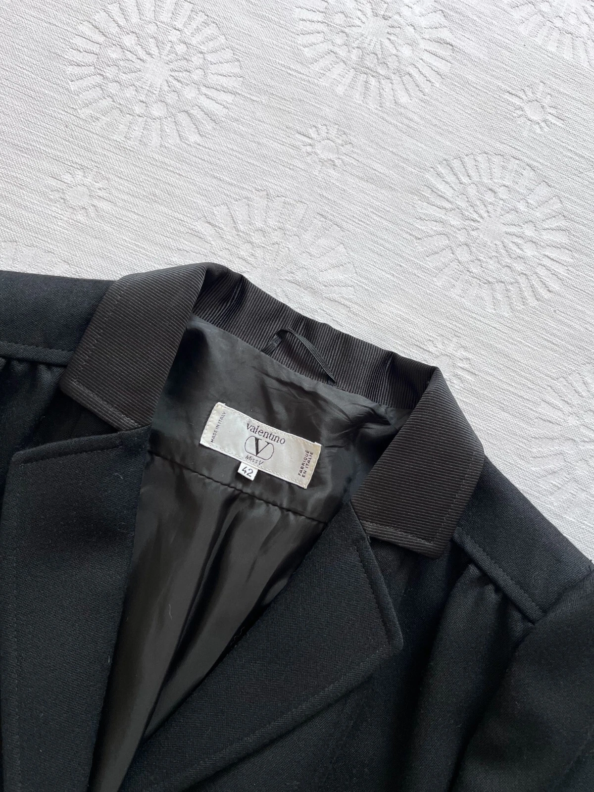 Giacca blazer vintage Valentino Miss V lana cropped nera plissettata dietro taglia IT42