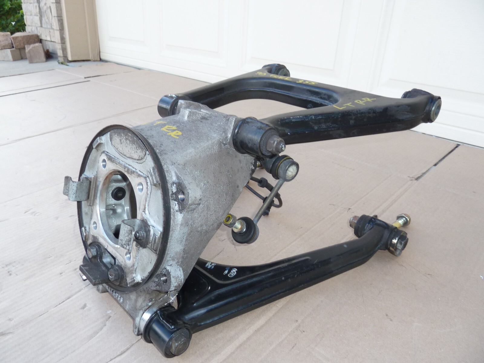 FERRARI 355 LEFT REAR SUSPENSION KNEE ARMS SPINDLE KNOKLE F355 F129