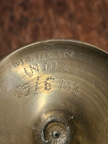 Antiguo jarrón urna de 6" con pedestal de latón indio de la década de 1940 con grabados pesados - Imagen 6 de 12