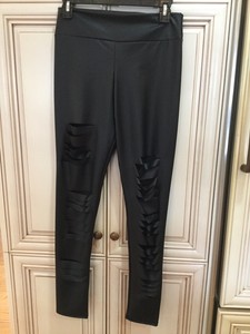 calça legging com detalhe em couro