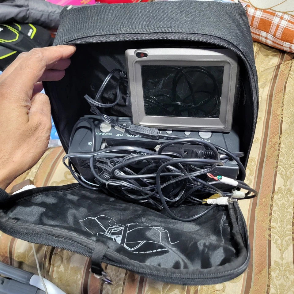 Reproductor VHS portátil de TV divertido de colección con pantalla LCD reproductor de video para automóvil Foto 3 de 4