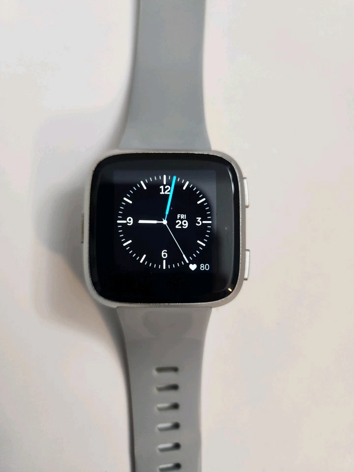 Часы и зарядное устройство Fitbit Versa FB504 - Изображение 2 из 4