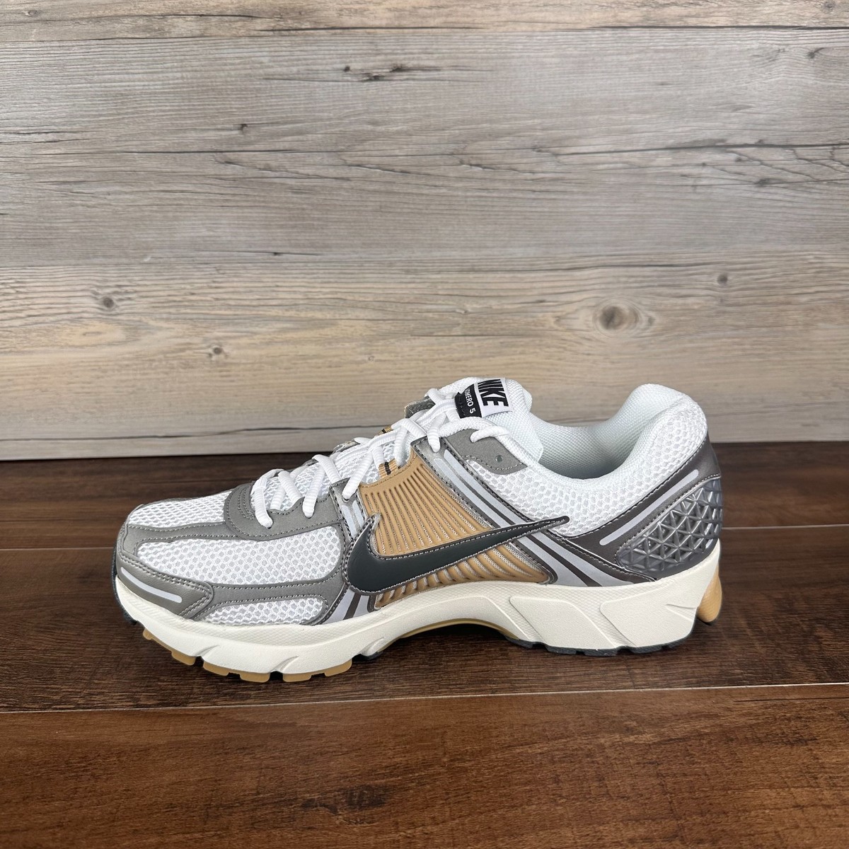 Nike Zoom Vomero 5 Metallic Pewter Mens Size 10 Beige Medium Ash