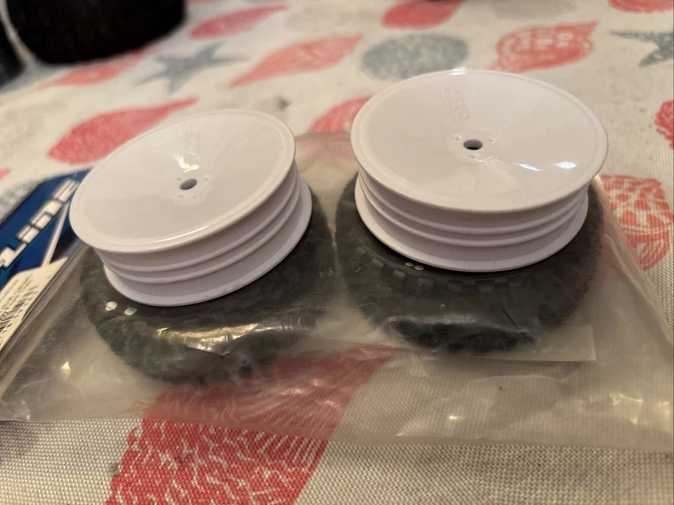 Pro-Line Racing  Wide Wedge 2.2” 8260-99 Soft Carpet Off-Road & JConcepts Rims - Image 4 of 4