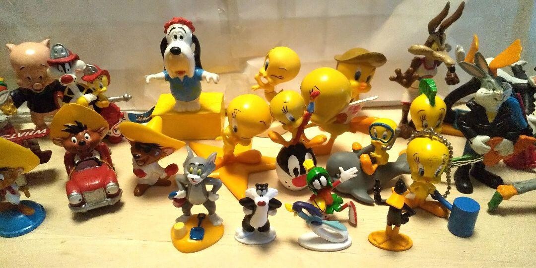 Warner Brothers Looney Tunes Set of 32 Figures Vintage interior Retro Used