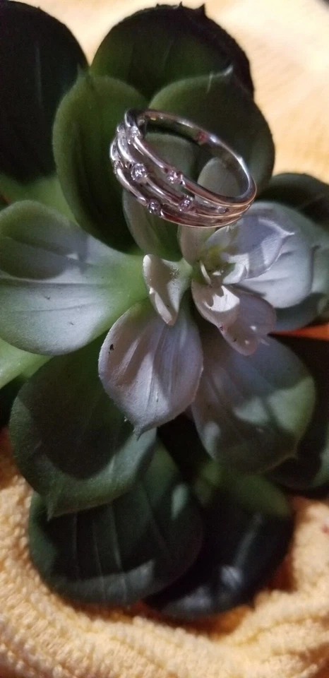 Banda dividida de 3 filas de diamantes de 0,25 quilates de oro blanco de 10 quilates Foto 4 de 4