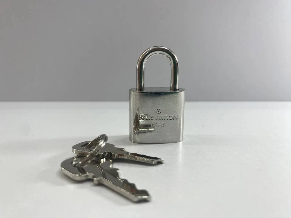 路易威登 PadLock 锁 2 键黄铜银色编号 315 — 第 2/4 张图片