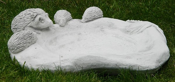 Dekofigur Deko Figur Gartenfigur VogelträNke Mit Igelfamilie H 8 Cm Aus Beton-image