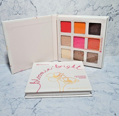 Essence Bloomin' Bright Lidschatten  Eyeliner Palette  Wet & Dry Glimmer Matt