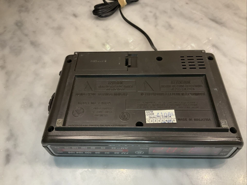 Reloj despertador digital vintage GE 7-4612A radio madera grano reloj de cabecera electrónico Foto 4 de 4