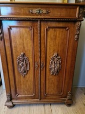 antik Gründerzeit Vertiko mit Jagd Schnitzerei Jäger Schrank Jagdzimmer