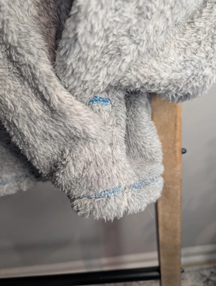 Chaqueta Difusa Gris Disney con Parche Logo Azul Talla 2x Nueva Con Etiquetas Foto 4 de 4