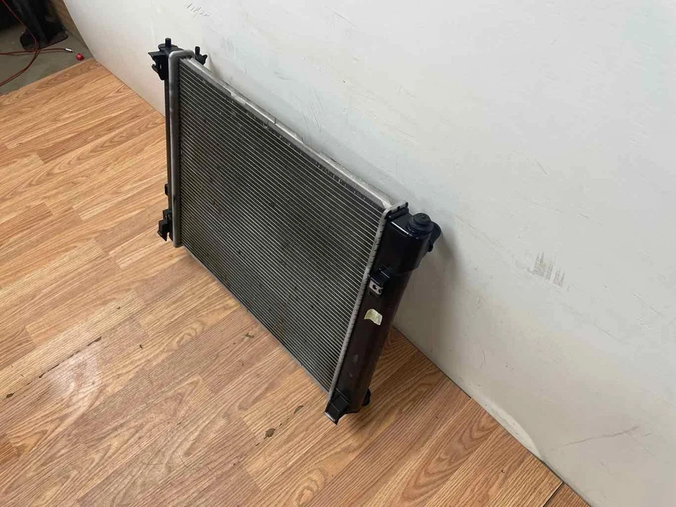 Radiador de refrigeración del motor usado 214603VB3A se adapta a 13-19 Nissan Versa sedán 1,6 L CVT Foto 2 de 4