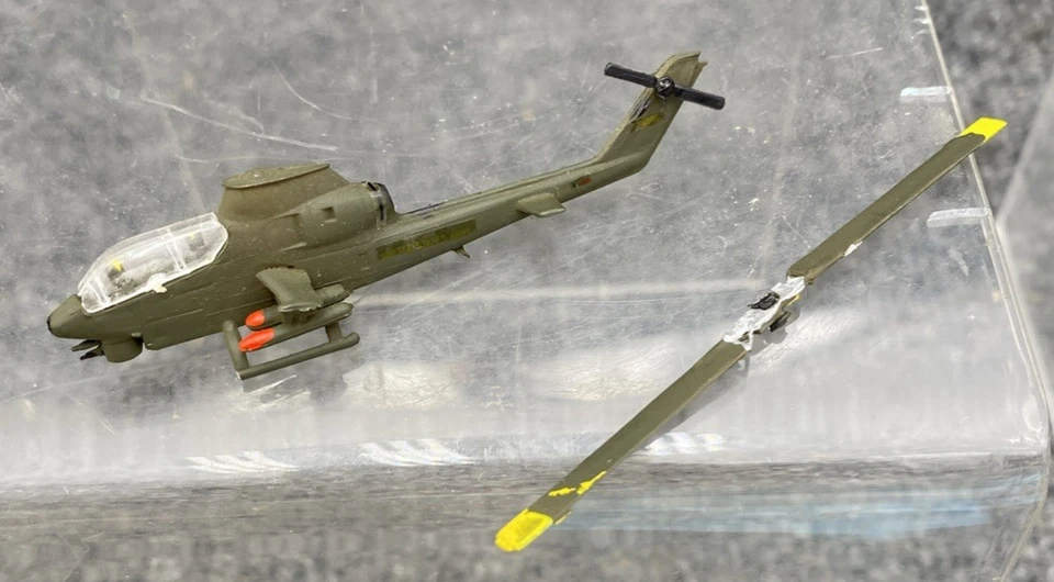 Miniaviones Bachmann #13 AH-1G Huey Copter decorado a mano piezas móviles 1:210 Foto 3 de 4