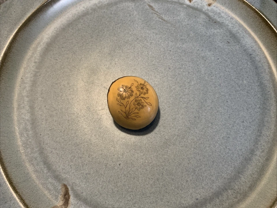 Auténtico Scrimshaw Flor Silvestre Tagua Nuez Arte Popular Americana De Colección Foto 3 de 4