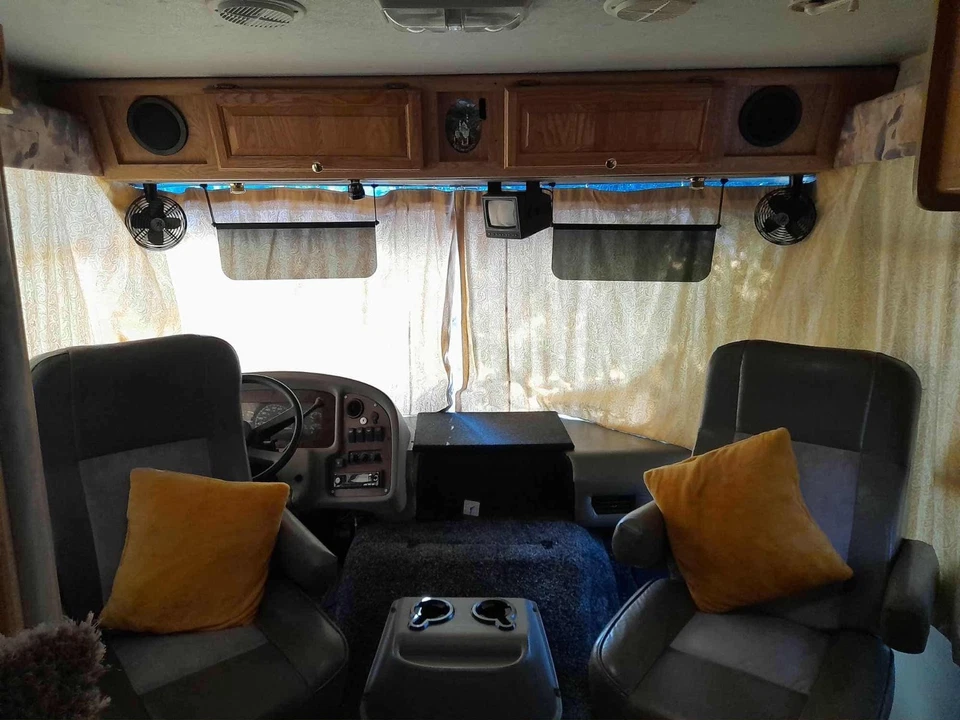 R-vision Trail-lite 2001 Motorhome Caravan American 2001 4/5 Berth Van Life - Image 2 of 4