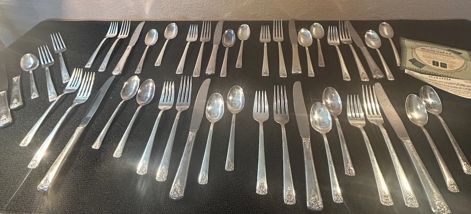 Международные посеребренные столовые приборы Wm Rogers Spring Charm. 45 штук в сундуке - Изображение 3 из 4