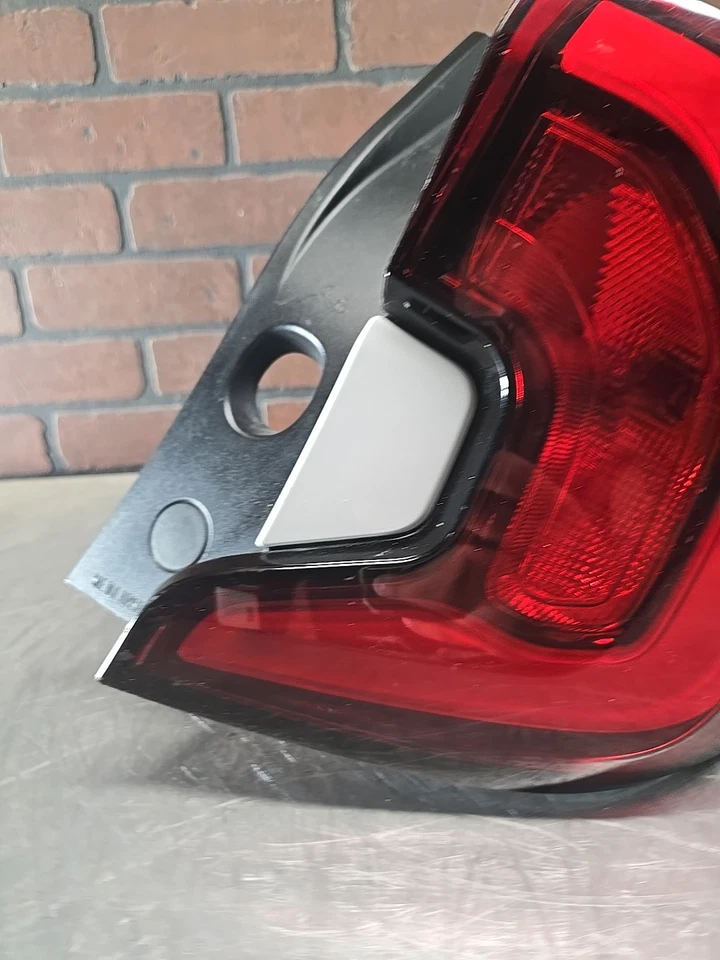 Luz trasera GMC Terrain 2018 2019-2021 lado del pasajero derecho OEM 0020 E Foto 4 de 4