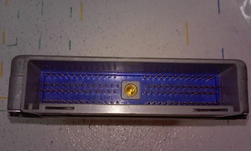 Módulo de control electrónico ECM del motor Ford ESCORT 1997-99 debajo del tablero central Foto 4 de 4