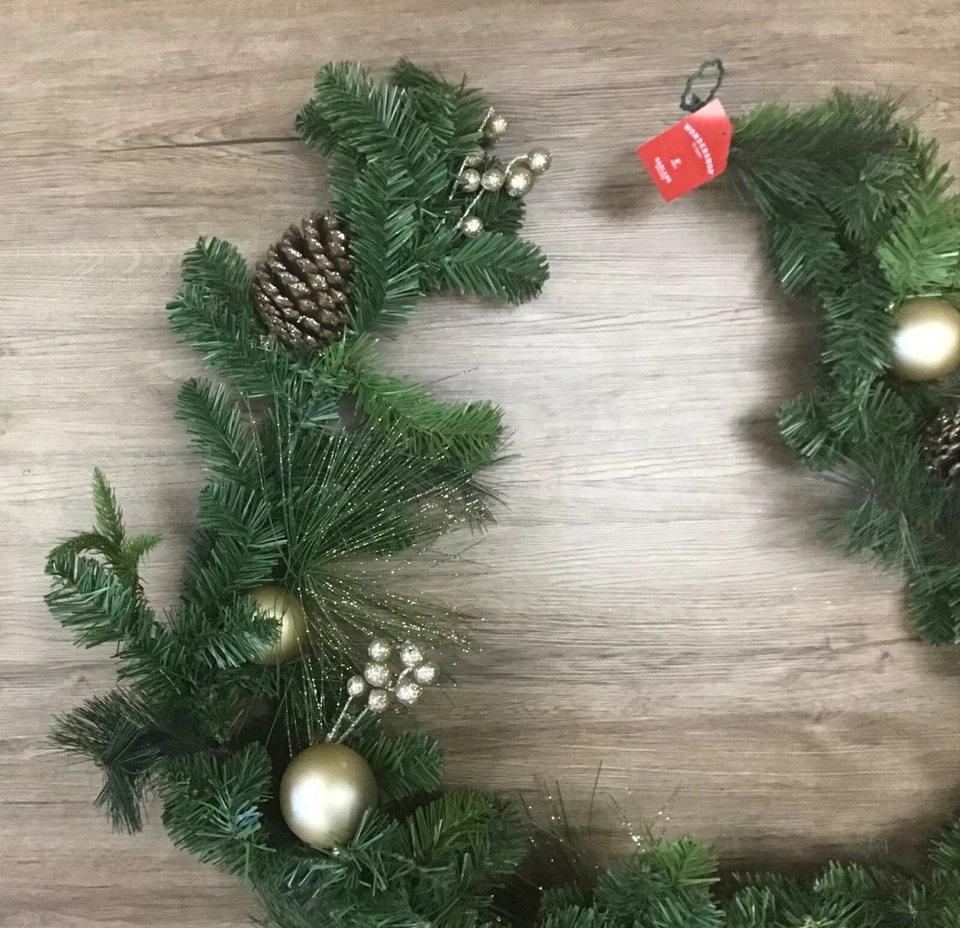 Guirnalda adorno de pino artificial de 6 pies Wondershop bayas brillantes de oro verde Foto 2 de 4