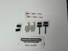 HORNBY LEVEL CROSSING WARNING LIGHTS & BARRIERS SPARES SET DOUBLE CROSSING R636