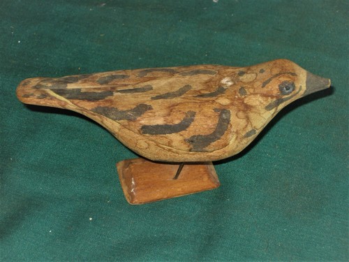 ANTIQUE FOLK ART MINIATURE BIRD CARVING~ORIGINAL PAINT & STAND~SIGNED - Picture 1 of 6