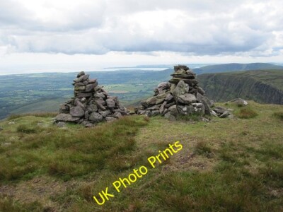 Foto 6x4 Double Cairns Knockanacullin Zwei Steinhaufen markieren den Gipfel von Knoc c2015