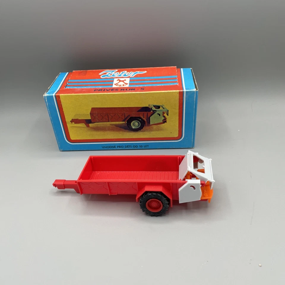 Vintage IGRA Plastic Zetor RUR-5 Muckspreader  Czech model  for Zetor CR 120 45 - Image 2 of 4