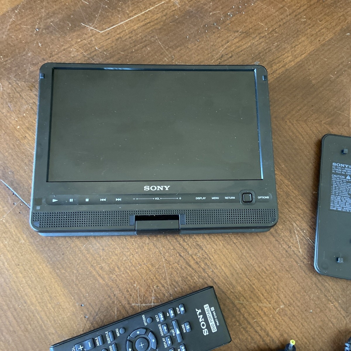 美品✨️SONYポータブルDVDプレイヤーDVP-FX930✨️外付バッテリー付 Amazon.com: Sony DVP-FX930/R 9-Inch Portable DVD Player, Red