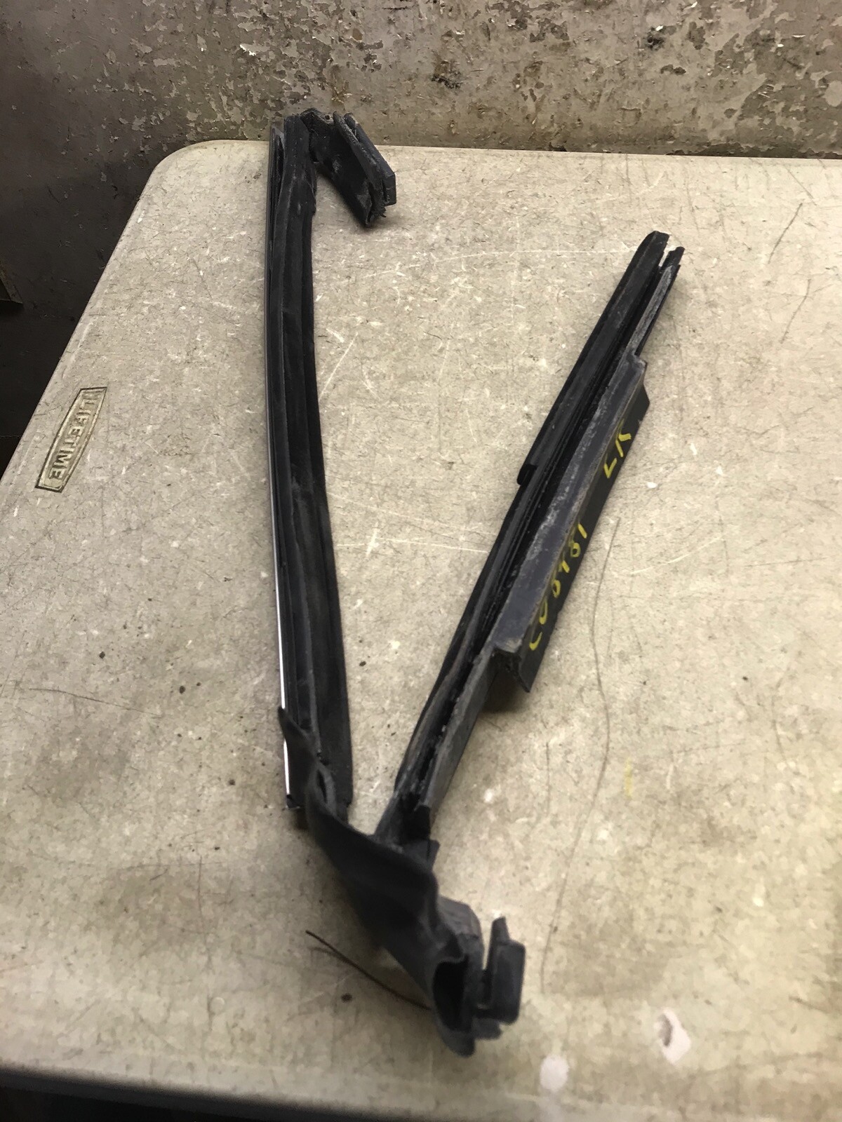 13 14 15 16 17 18 Bentley GTC Left Driver Front Exterior Vent Window Trim