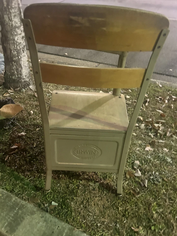 Antiguo escritorio escolar The Crusader American Desk brazo único con estante Foto 4 de 4