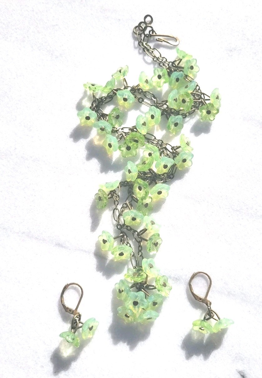 VINTAGE OPAL GREEN URANIUM GLASS FLOWER CLUSTER N… - image 10
