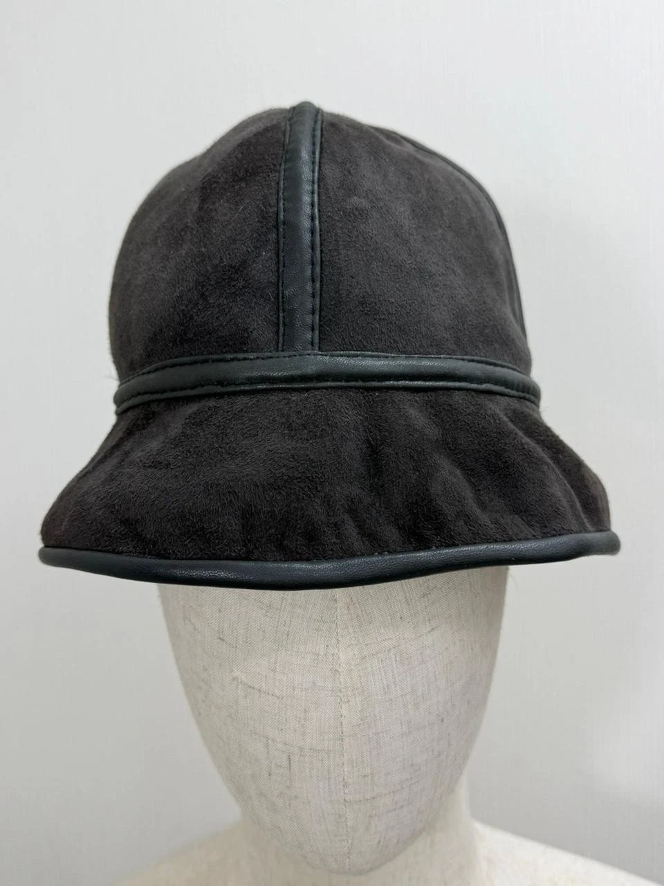 Vintage Shearling Sheepskin Bucket Hat Gray Leather Winter Trapper Cap Warm Cozy
Opens in a new wind