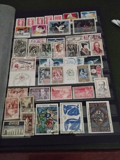 gros album de timbres oblitérés FRANCE ( de 1400 timbres) de 32 pages