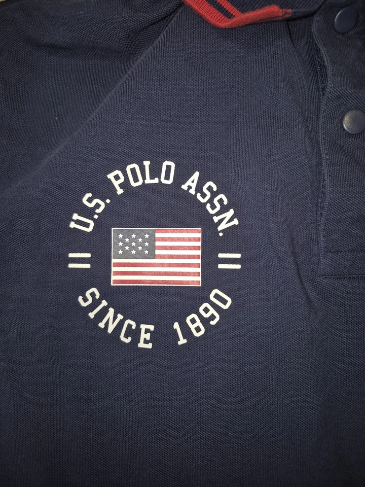 US Polo Assn. Camisa polo de golf de manga corta para hombre talla grande azul oscuro Foto 4 de 4