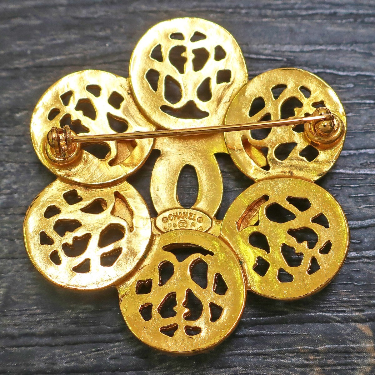 CHANEL ロゴ置物 ゴールド CHANEL Gold Plated CC Logos Flower Vintage Pin Brooch #256c